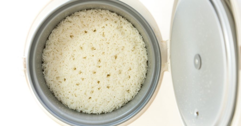 an image of the best rice cooker with freshly cooked rice